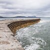 The Cobb &ndash; tai istorinė akmeninė prieplauka ir bangolaužis Lyme Regis mieste