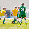 Vaikai žaidžia futbolą