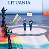 Lietuvos vėliavą paralimpinių žaidynių atidaryme ne&scaron;ė savanoriai, bet lietuvių ten nebuvo - jie boikotavo renginį dėl įleistų &scaron;alių-agresorių Rusijos ir Baltarusijos atstovų.
