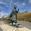 Mary skulptūra gimtajame Laim Ridžyje. Ir čia ji pavaizduota su i&scaron;tikimuoju &scaron;uneliu Tray.