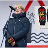 Su &scaron;iomis pir&scaron;tinėmis E.Bučelytė lipo ir sceną mitingo, skirto apsaugoti laisvą žodį, metu