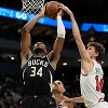 Matas Buzelis ir Giannis Antetokounmpo 