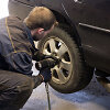 Automobilių servise keičiamos padangos