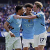 Kevinas De Bruyne'as (de&scaron;inėje) sužaidė puikias rungtynes, o &bdquo;Manchester City&ldquo; i&scaron;kovojo pergalę 5:2.