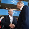 K. Starmeris spaudžia ranką &bdquo;Comcast&ldquo; prezidentui Mike'ui Cavanagh / JOHN SIBLEY / AFP