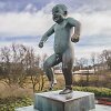 Oslo parke esanti pykstančio berniuko skulptūra