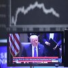 D. Trumpas akcijų rinkų fone / DANIEL ROLAND / AFP