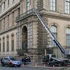 Policija nusikaltimo vietoje &scaron;alia mobilaus lifto, kuriuo pasinaudojo nusikaltėliai