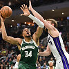 Dovydas Sabonis prie&scaron; Giannį Antetokounmpo
