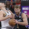 Domantas Sabonis prie&scaron; Nikolą Jokičių