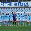 Kerdžalų &bdquo;Arda&ldquo; futbolininkai tylos minute pagerbia Petko Gančevą, kuris tuo metu stebi rungtynes tribūnose.