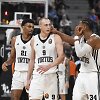 Alenas Smailagičius ir kiti Bolonijos "Virtus" krep&scaron;ininkai.
