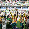 Senegalo futbolininkai su Afrikos čempionų taure Paryžiuje.