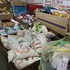Paskutinę dieną galiojančius maisto produktus i&scaron; 15 sostinėje įsikūrusių IKI parduotuvių surenka &bdquo;Maisto banko&ldquo; automobiliai. Iki pietų tie produktai atitenka skurstantiems.