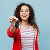 Vairuotoja rodo nuotolinį raktelį (Shutterstock nuotr.)