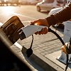 Elektromobilio įkrovimas (Shutterstock nuotr.)