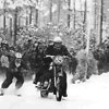 Moto-skijoringas 1963 metais (Bundesarchiv, Bild 183-B0128-0006-003 / Gahlbeck, Friedrich, Wikimedia (CC-BY-SA 3.0)