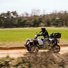 Keturračio vairuotojas važiuoja žvyrkeliu (Shutterstock nuotr.)