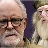 John Lithgow (kairėje) ir 2021 m. filme Dumbldorą įkūnijęs a.a. Richardas Harrisas