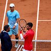 Novakas Džokovičius ir Mackenzie McDonaldas su vyriausiuoju arbitru
