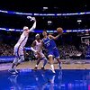 Alexas Caruso blokavo metimą su batu