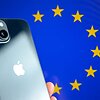 ES vėliava ir mobilusis telefonas / NICOLAS TUCAT / AFP