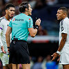 Futbolo teisėjas Jose Luisas Munuera Montero Madrido &bdquo;Real&ldquo; žvaigždžių Jude'o Bellinghamo ir Kyliano Mbappe apsuptyje