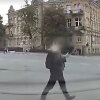 Pėsčiasis su telefonu pėsčiųjų perėjoje