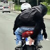 Motociklo keleivė uždengė numerius