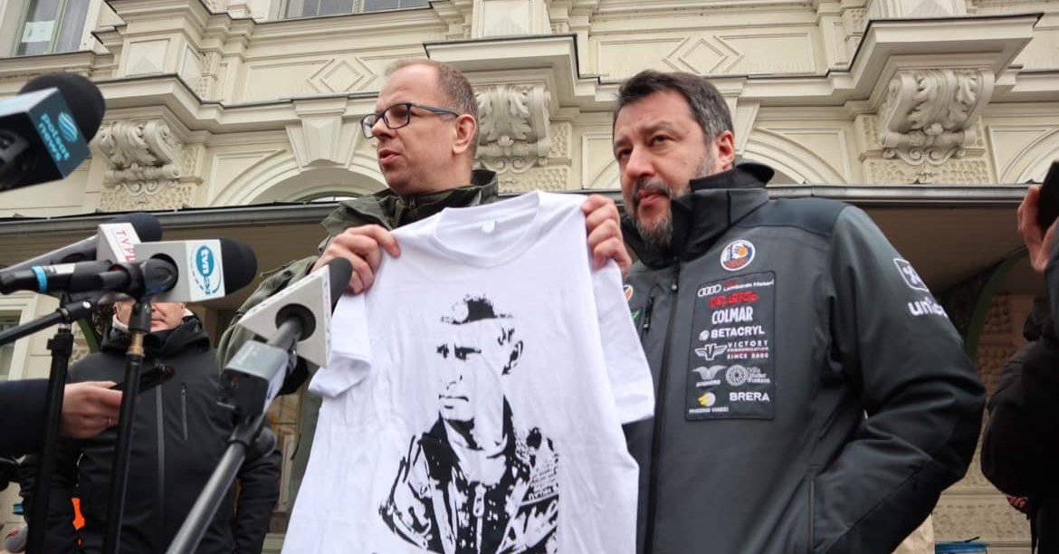 Skandal w Polsce: były wicepremier Włoch otrzymał koszulkę ze zdjęciem Putina