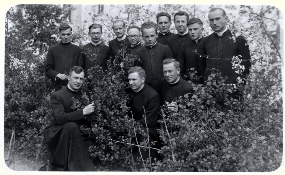 Monsinjoras Kazimieras Vasiliauskas (penktas antroje eilėje) &ndash; kunigų seminarijos klierikas