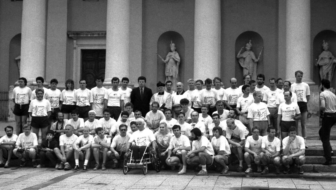 Monsinjoras Kazimieras Vasiliauskas prie Vilniaus arkikatedros