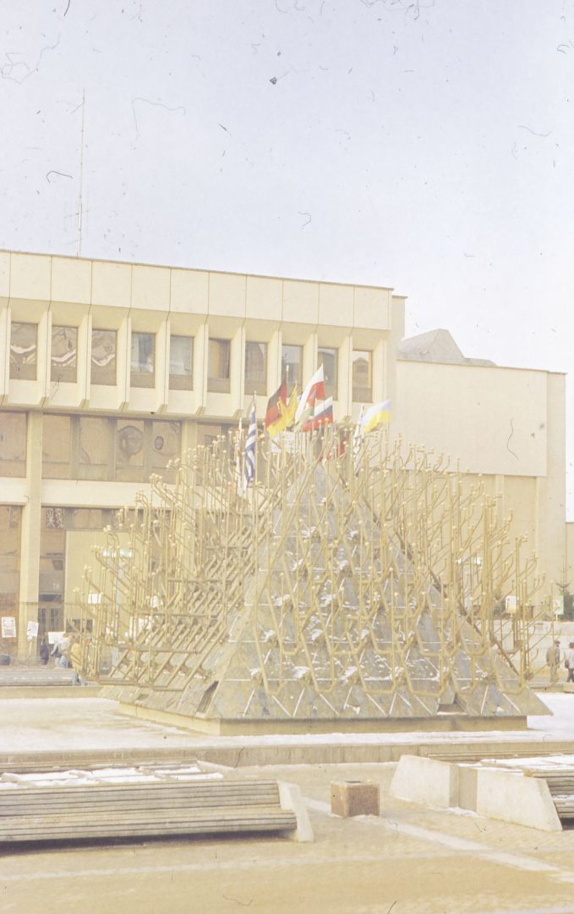 Fontano piramidė su vėliavomis prie Lietuvos Aukščiausiosios Tarybos rūmų. Vilnius, 1991 m. žiema. Kauno miesto muziejaus fondai