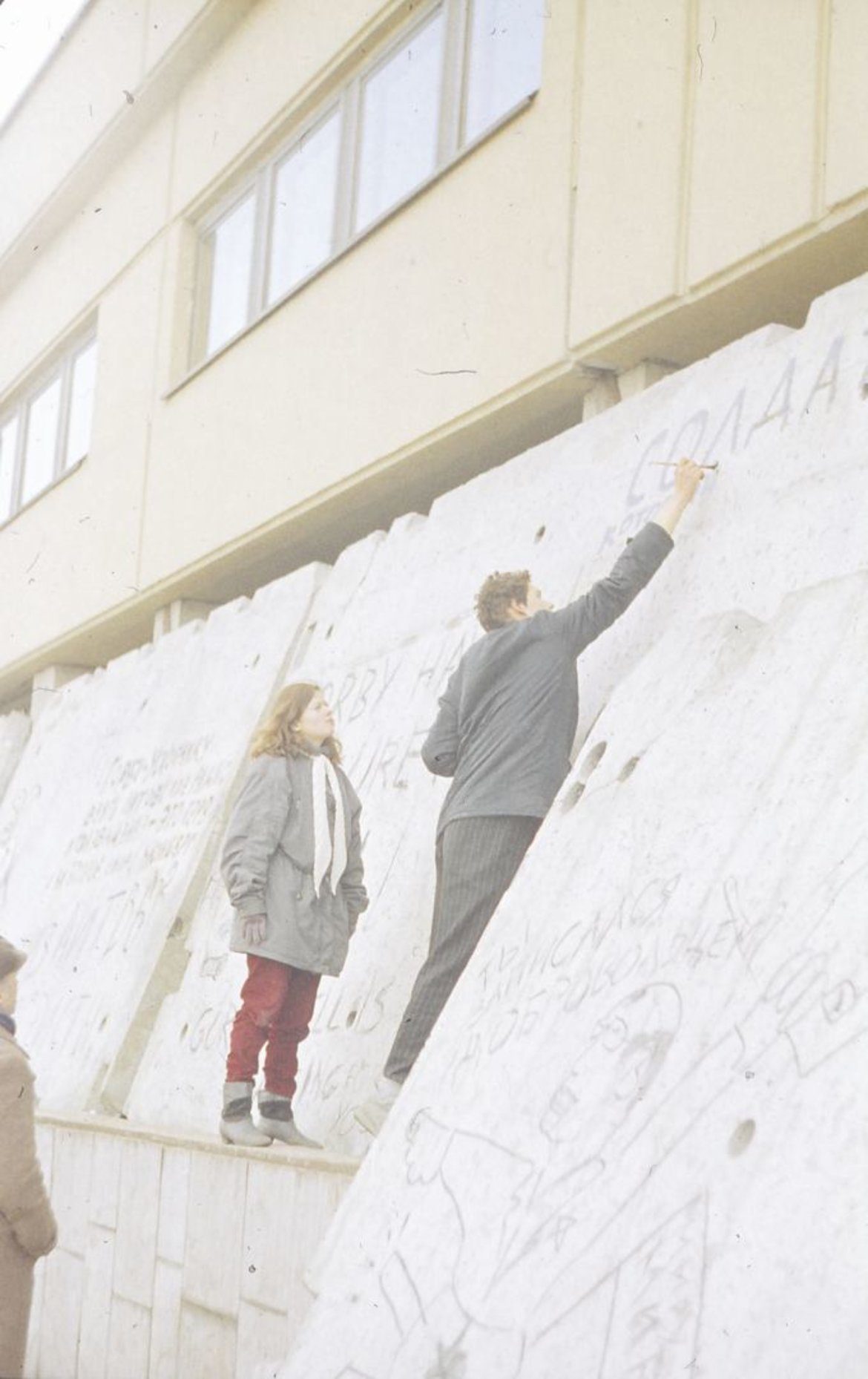 Prie Lietuvos Aukščiausiosios Tarybos rūmų. Vilnius, 1991 m. žiema. Kauno miesto muziejaus fondai