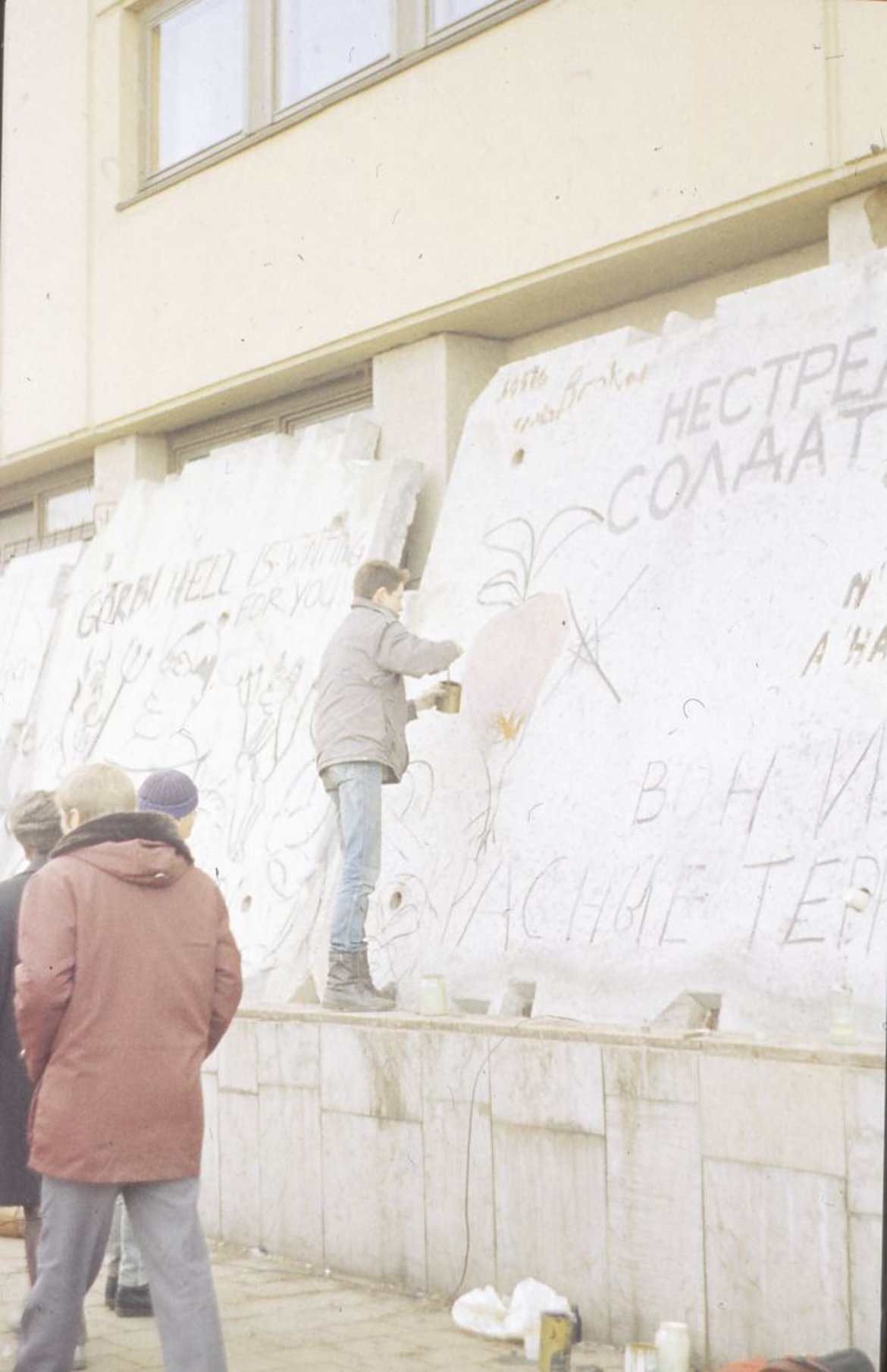 Prie Lietuvos Aukščiausiosios Tarybos rūmų. Vilnius, 1991 m. žiema. Kauno miesto muziejaus fondai