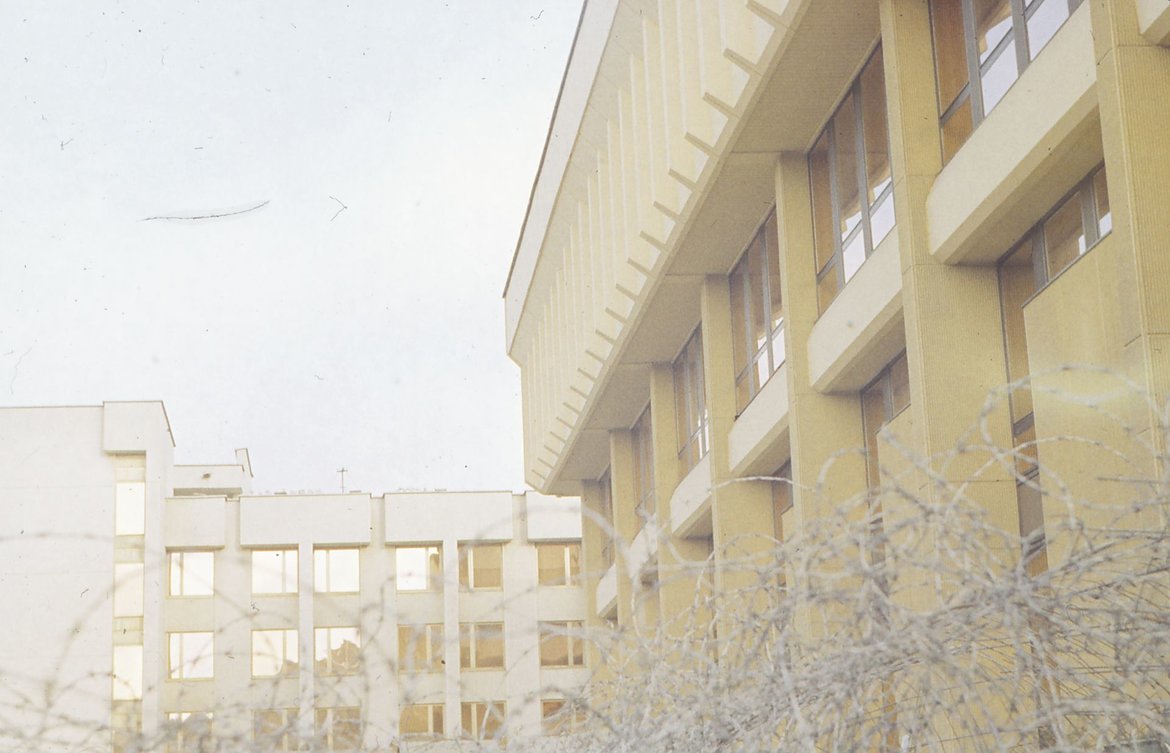 Lietuvos Aukščiausiosios Tarybos rūmai, žvilgsnis pro spygliuotą vielą. Vilnius, 1991 m. žiema. Kauno miesto muziejaus fondai