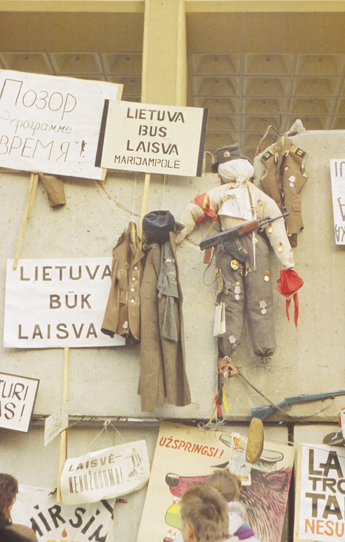 Prie Lietuvos Aukščiausiosios Tarybos rūmų. Vilnius, 1991 m. žiema. Kauno miesto muziejaus fondai