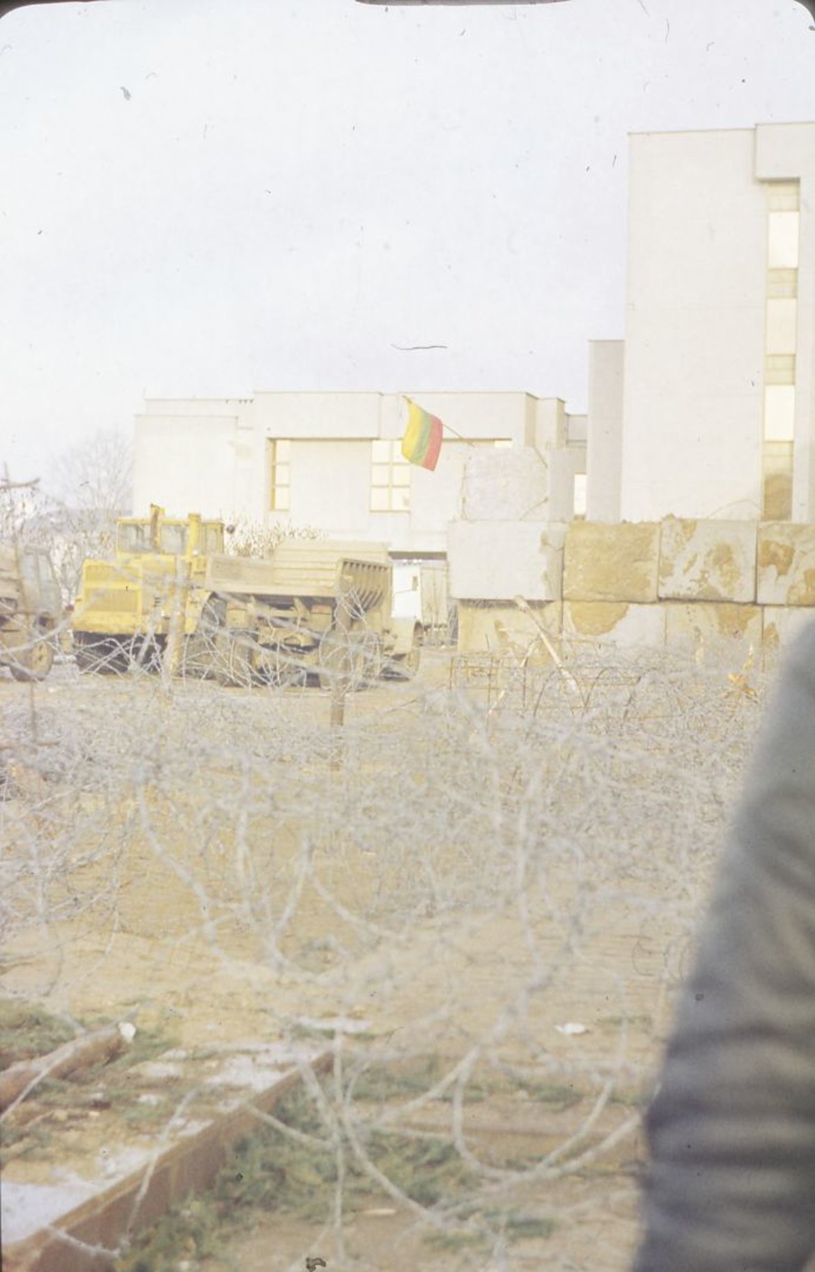 Barikados ir užtvaros prie Lietuvos Aukščiausiosios Tarybos rūmų. Vilnius, 1991 m. žiema. Kauno miesto muziejaus fondai