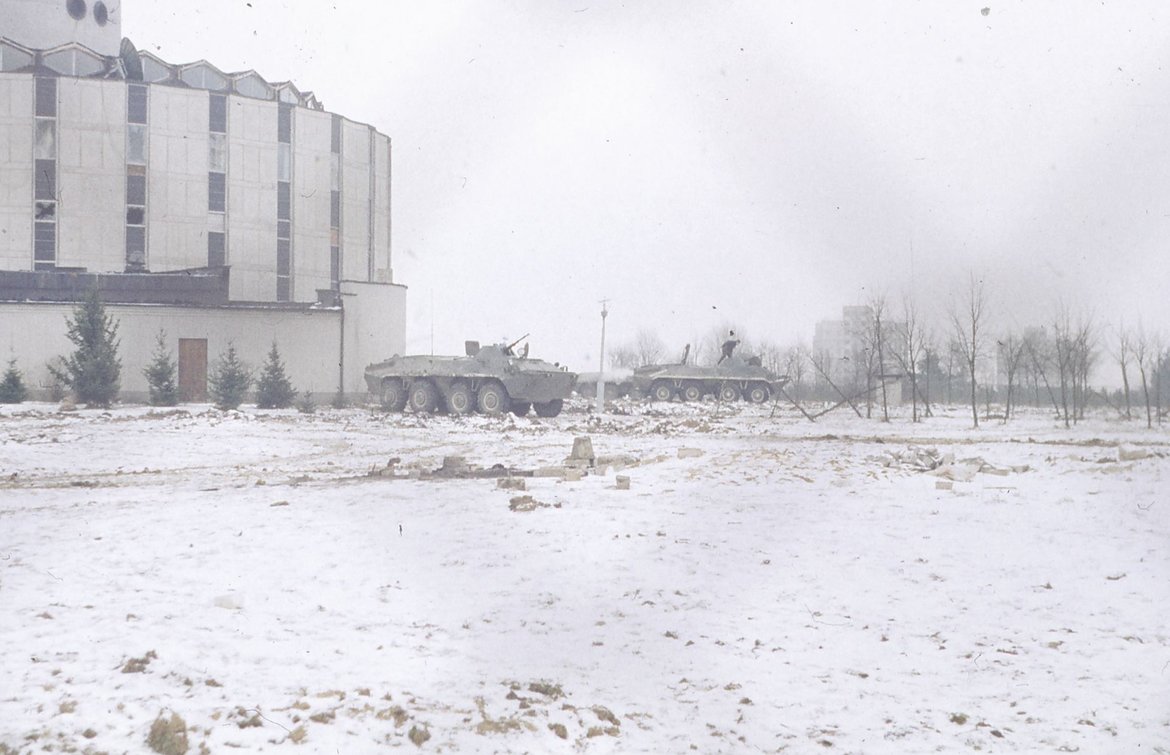 Sovietų kariuomenės šarvuočiai prie Televizijos bokšto. Vilnius, 1991 m. žiema. Kauno miesto muziejaus fondai