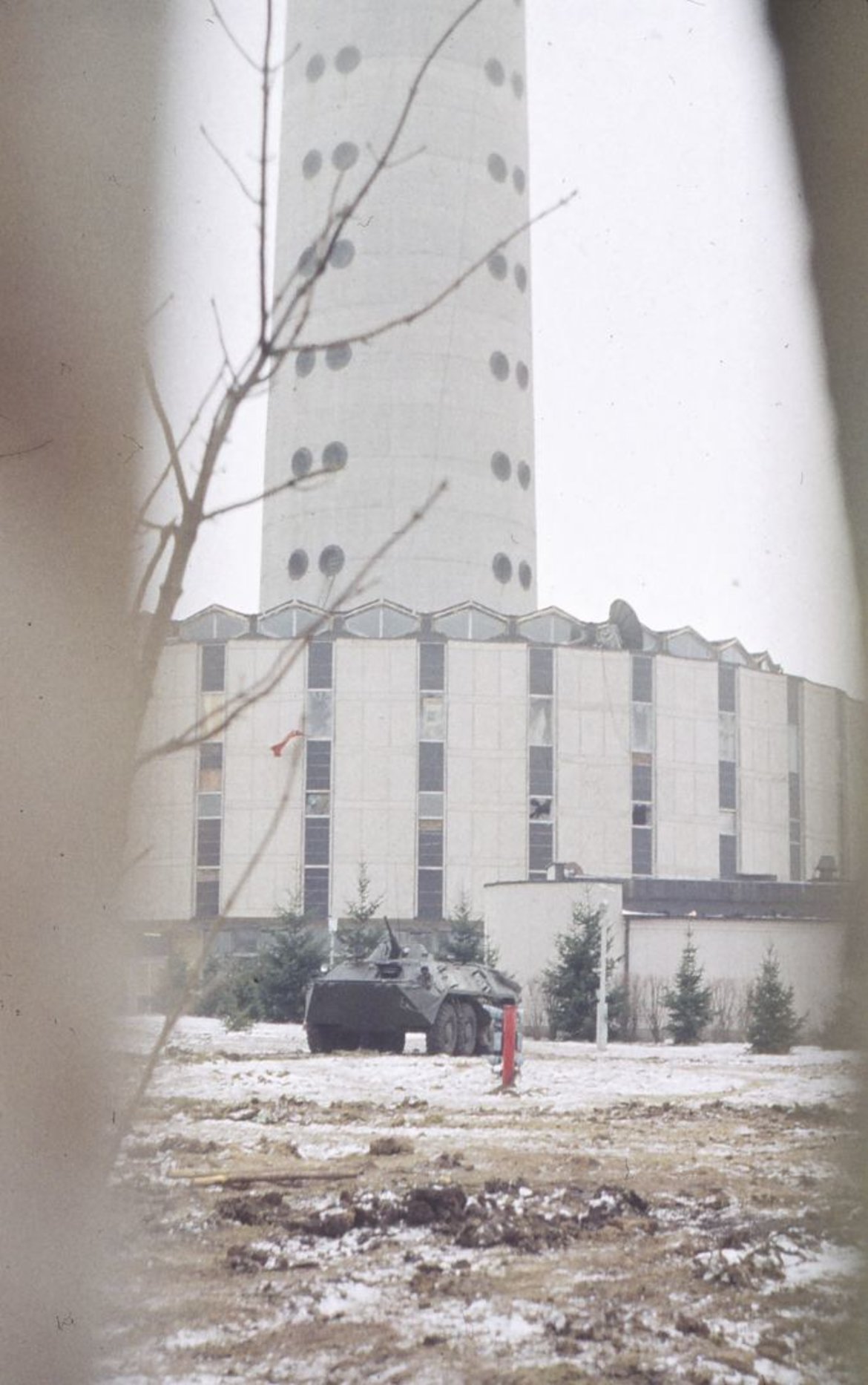 Sovietų kariuomenės užimtas Televizijos bokštas. Vilnius, 1991 m. žiema. Kauno miesto muziejaus fondai
