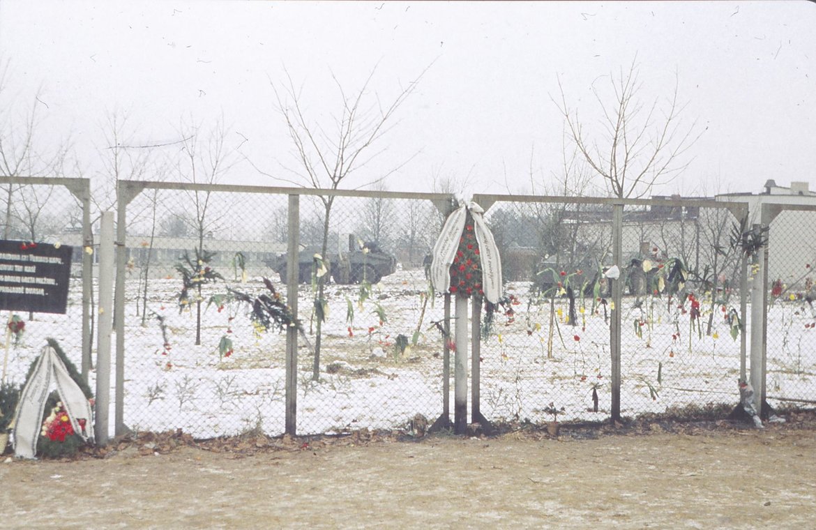 Gėlės ir vainikai kovoje už Lietuvos Laisvę prie Televizijos bokšto. Vilnius, 1991 m. žiema. Kauno miesto muziejaus fondai