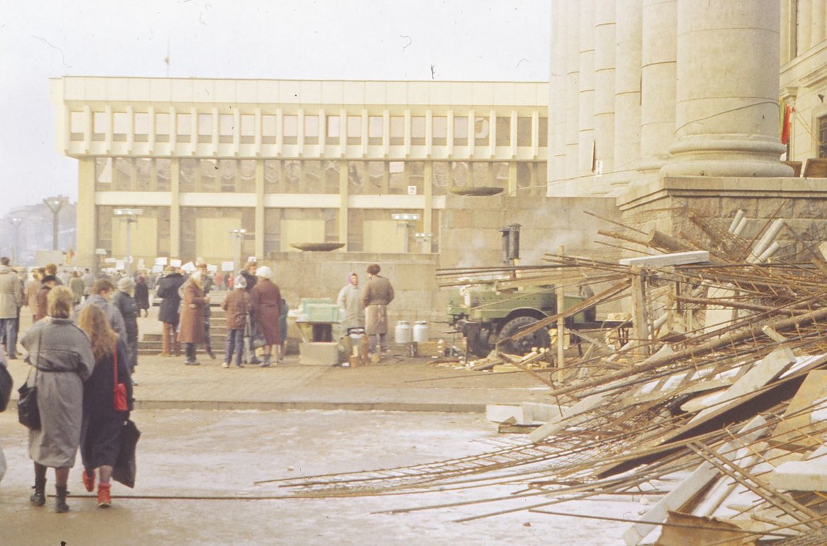 Aikštė prie Lietuvos Aukščiausiosios Tarybos rūmų. Vilnius, 1991 m. žiema. Kauno miesto muziejaus fondai