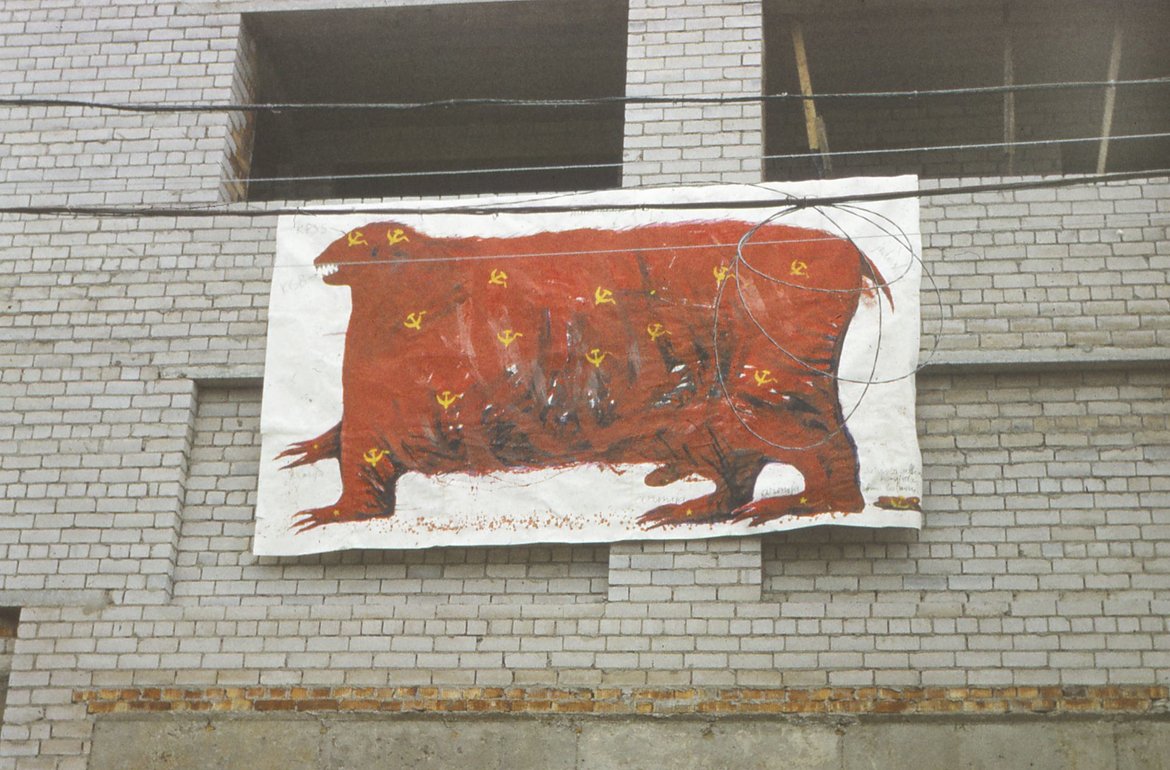 Okupantas, piešinys priešais Lietuvos Aukščiausiosios Tarybos rūmus. Vilnius, 1991 m. žiema. Kauno miesto muziejaus fondai