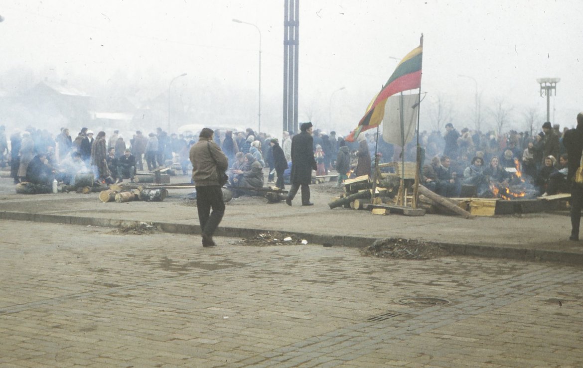 Laisvės laužai šalia Lietuvos Aukščiausiosios Tarybos rūmų. Vilnius, 1991 m. žiema. Kauno miesto muziejaus fondai