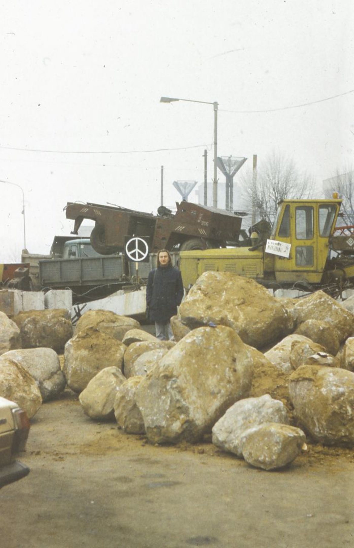 Šviesios atminties bičiulis Petras Paleckis prie Lietuvos Aukščiausiosios Tarybos rūmų. Vilnius, 1991 m. žiema. Kauno miesto muziejaus fondai