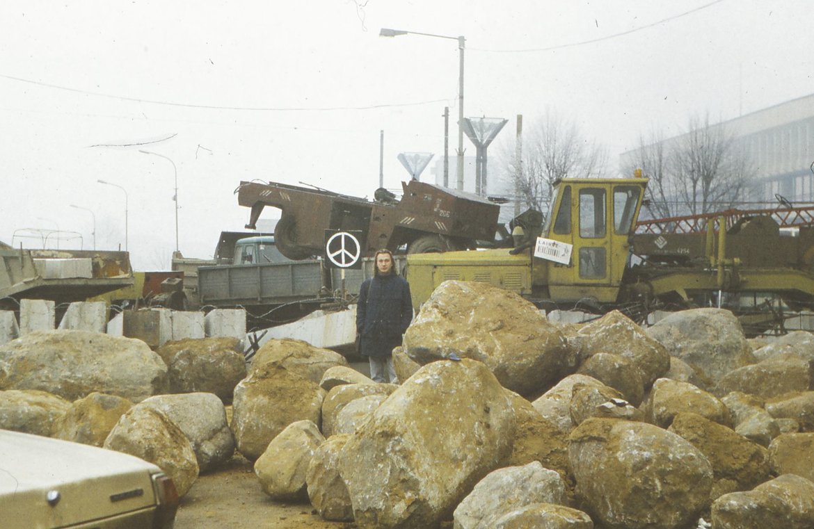 Šviesios atminties bičiulis Petras Paleckis prie Lietuvos Aukščiausiosios Tarybos rūmų. Vilnius, 1991 m. žiema. Kauno miesto muziejaus fondai