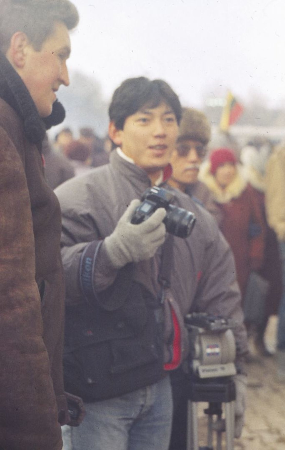 Žurnalistas iš Japonijos prie Lietuvos Aukščiausiosios Tarybos rūmų. Vilnius, 1991 m. žiema. Kauno miesto muziejaus fondai