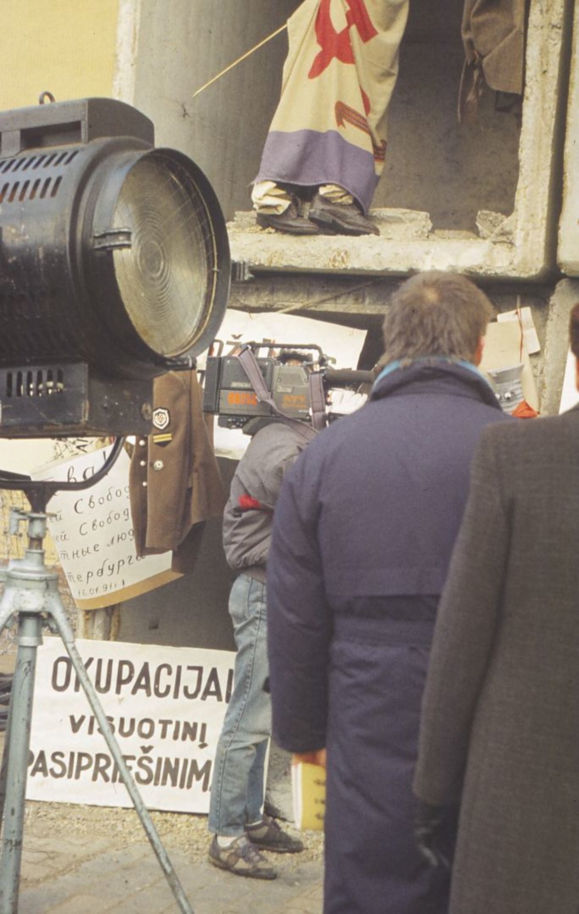 Žurnalistas iš Japonijos rengia reportažą prie Lietuvos Aukščiausiosios Tarybos rūmų. Vilnius, 1991 m. žiema. Kauno miesto muziejaus fondai