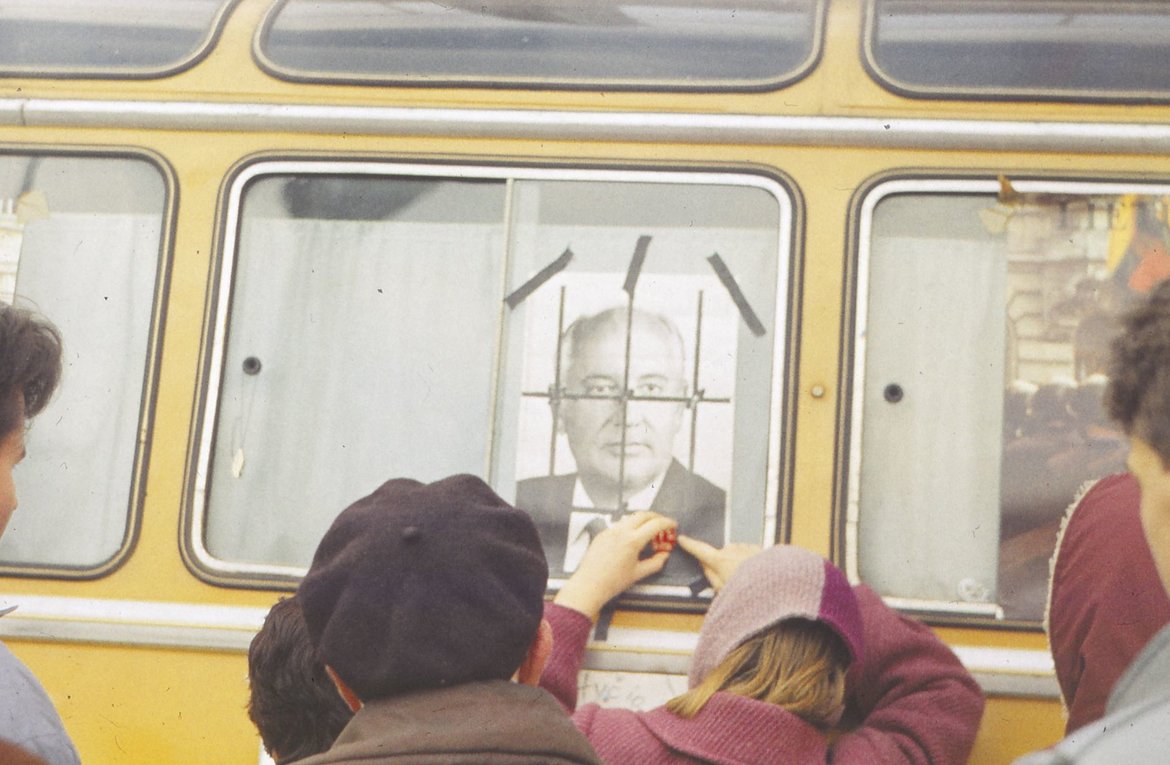 Prie Lietuvos Aukščiausiosios Tarybos rūmų. Vilnius, 1991 m. žiema. Kauno miesto muziejaus fondai