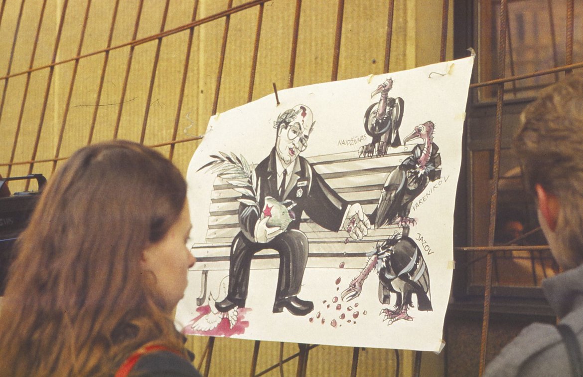 Karikatūra, dedikuota Michailui Gorbačiovui, prie Lietuvos Aukščiausiosios Tarybos rūmų. Vilnius, 1991 m. žiema. Kauno miesto muziejaus fondai
